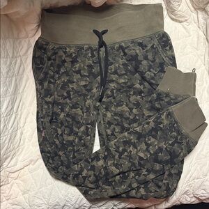 lululemon athletica Camouflage Joggers - Green and Black